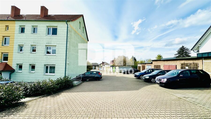 Schöne modernisierte 4 Zimmer Wohnung mit Balkon und Garage - Zufahrt Garagen